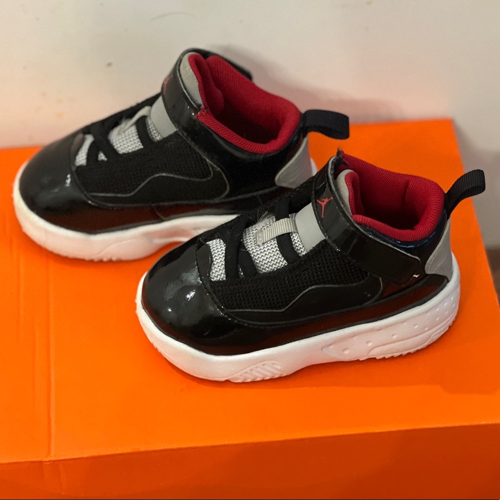 Jordan Toddler 5c Black & Red Sneakers